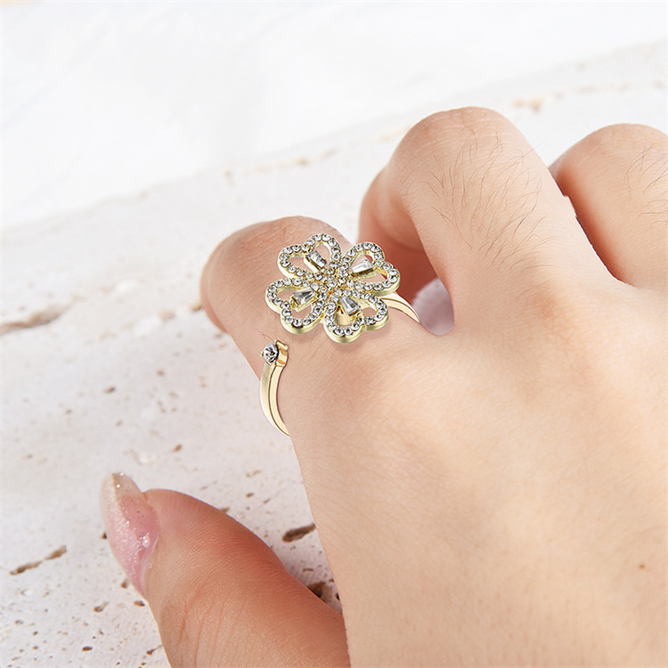 Helpushine New hollow rotating four-leaf clover ring fashion open stainless steel ring wholesale