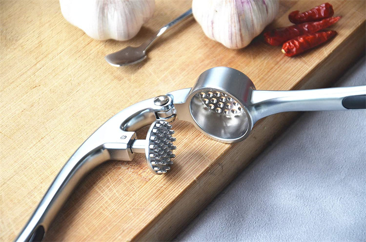 Garlic Press Crusher and Mincer Professional Heavy Soft-Handled with silicone rubber coating Make you more comfortable t