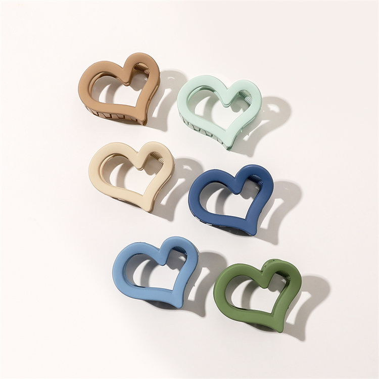 Retro frosted simple heart-shaped frosted hollow shark clip