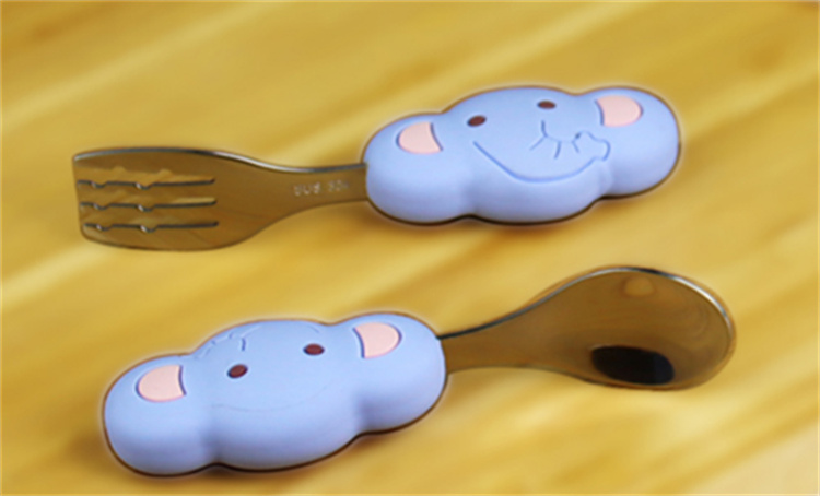 Toddlers are trained in silicone spoon and fork sets