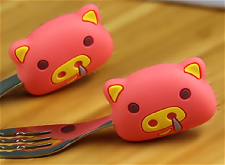 Toddlers are trained in silicone spoon and fork sets